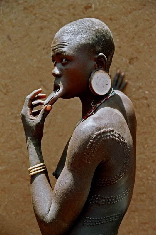 Echte afrikanische Stämme posieren nackt
 #67277895