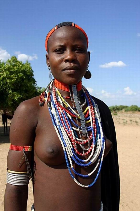 Echte afrikanische Stämme posieren nackt
 #67277916