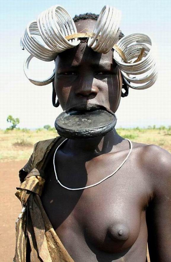 Echte afrikanische Stämme posieren nackt
 #67277922