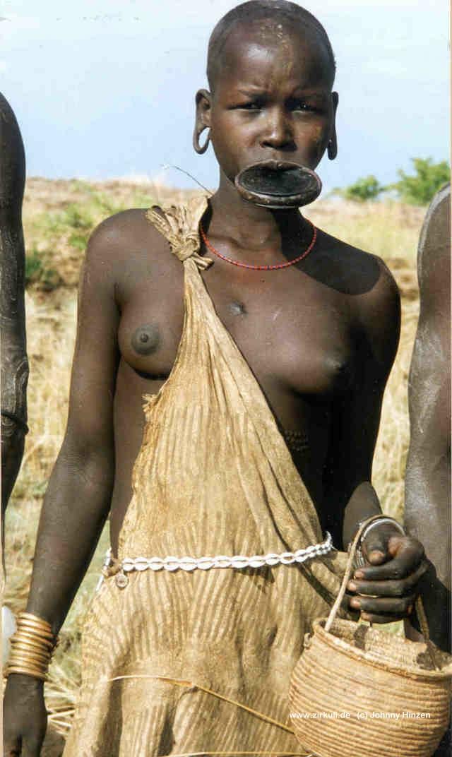 Echte afrikanische Stämme posieren nackt
 #67277934