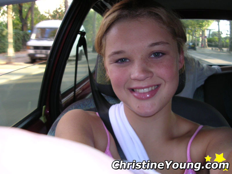 Christine Young, une jeune blonde aux gros seins, s'amuse en plein air.
 #73118650