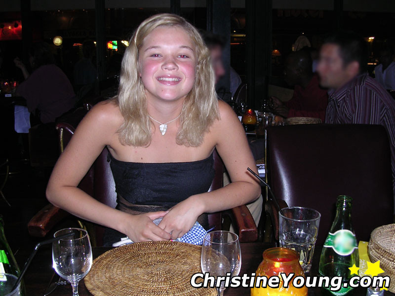 Christine Young, une jeune blonde aux gros seins, s'amuse en plein air.
 #73118652