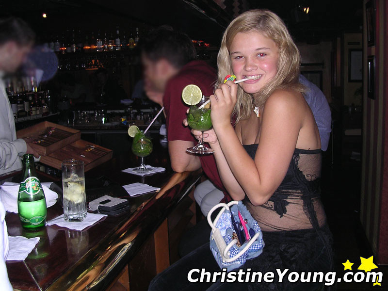 Christine Young, une jeune blonde aux gros seins, s'amuse en plein air.
 #73118653