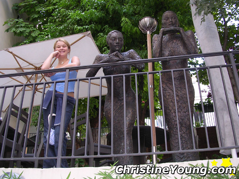 Christine Young, une jeune blonde aux gros seins, s'amuse en plein air.
 #73118656