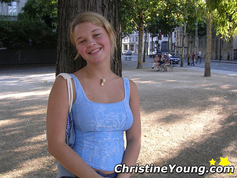 Christine Young, une jeune blonde aux gros seins, s'amuse en plein air.
 #73118657