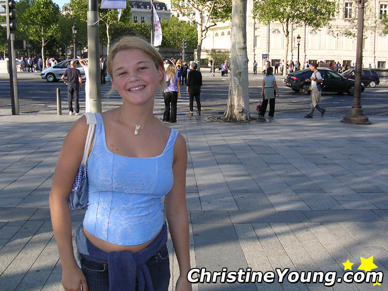 Christine Young, une jeune blonde aux gros seins, s'amuse en plein air.
 #73118659
