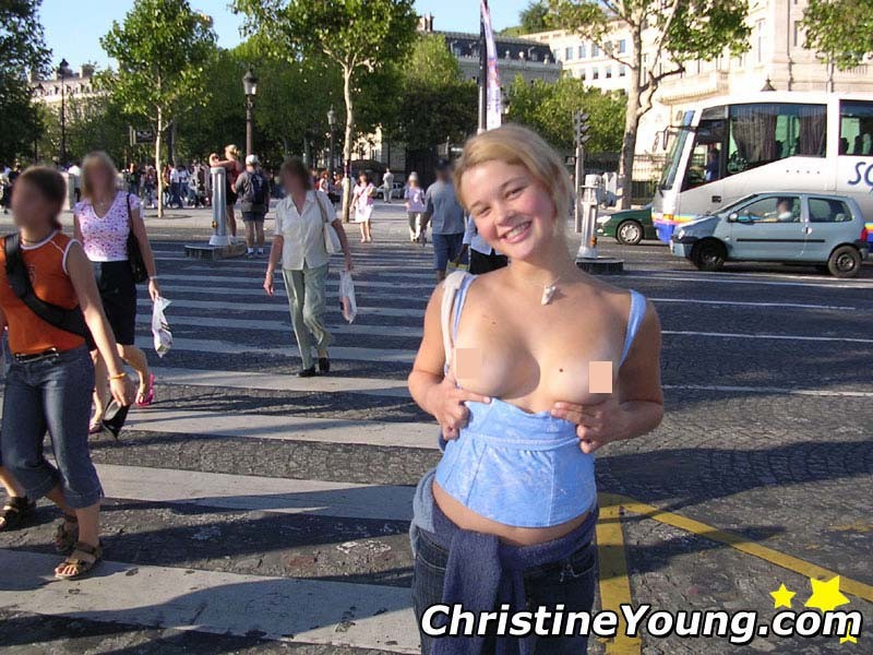 Christine Young, une jeune blonde aux gros seins, s'amuse en plein air.
 #73118660