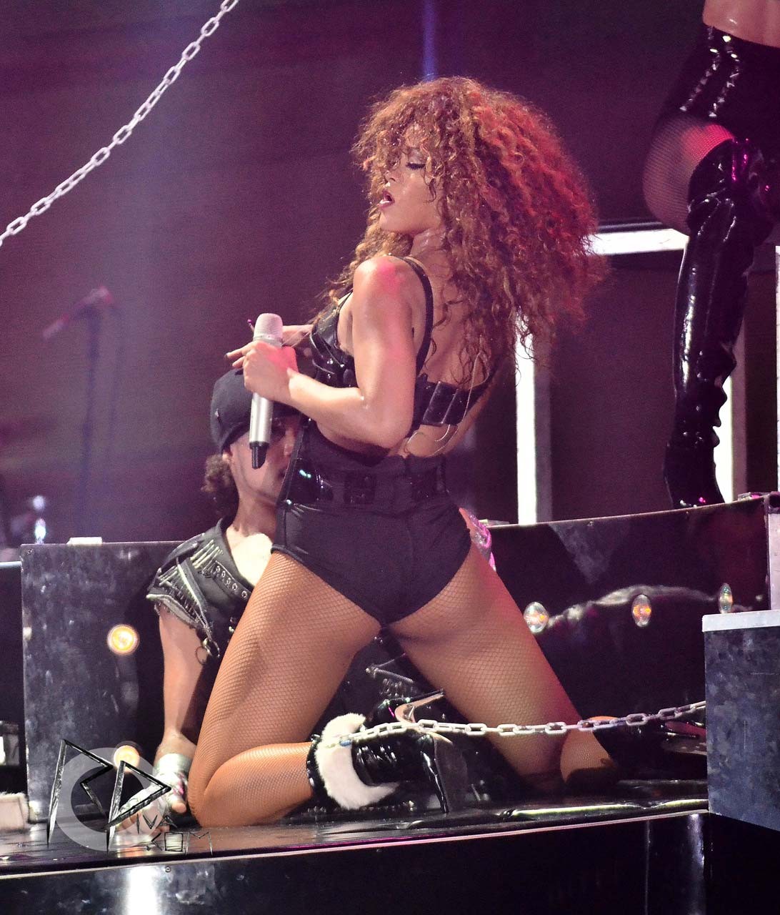 Rihanna entblößt ihren verdammt sexy Körper und heißen Arsch auf der Bühne
 #75292800