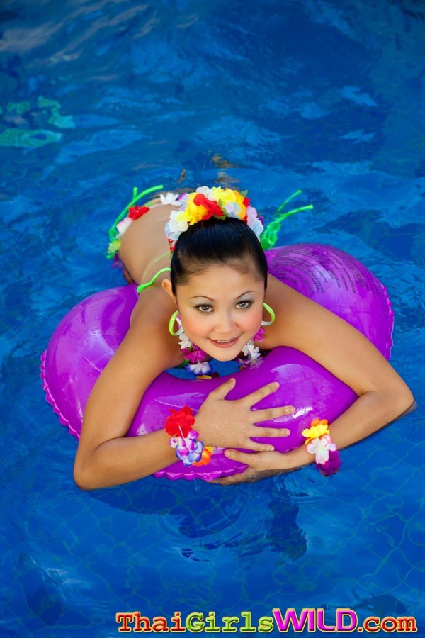 Ragazza thai amatoriale in bikini in piscina
 #67238715