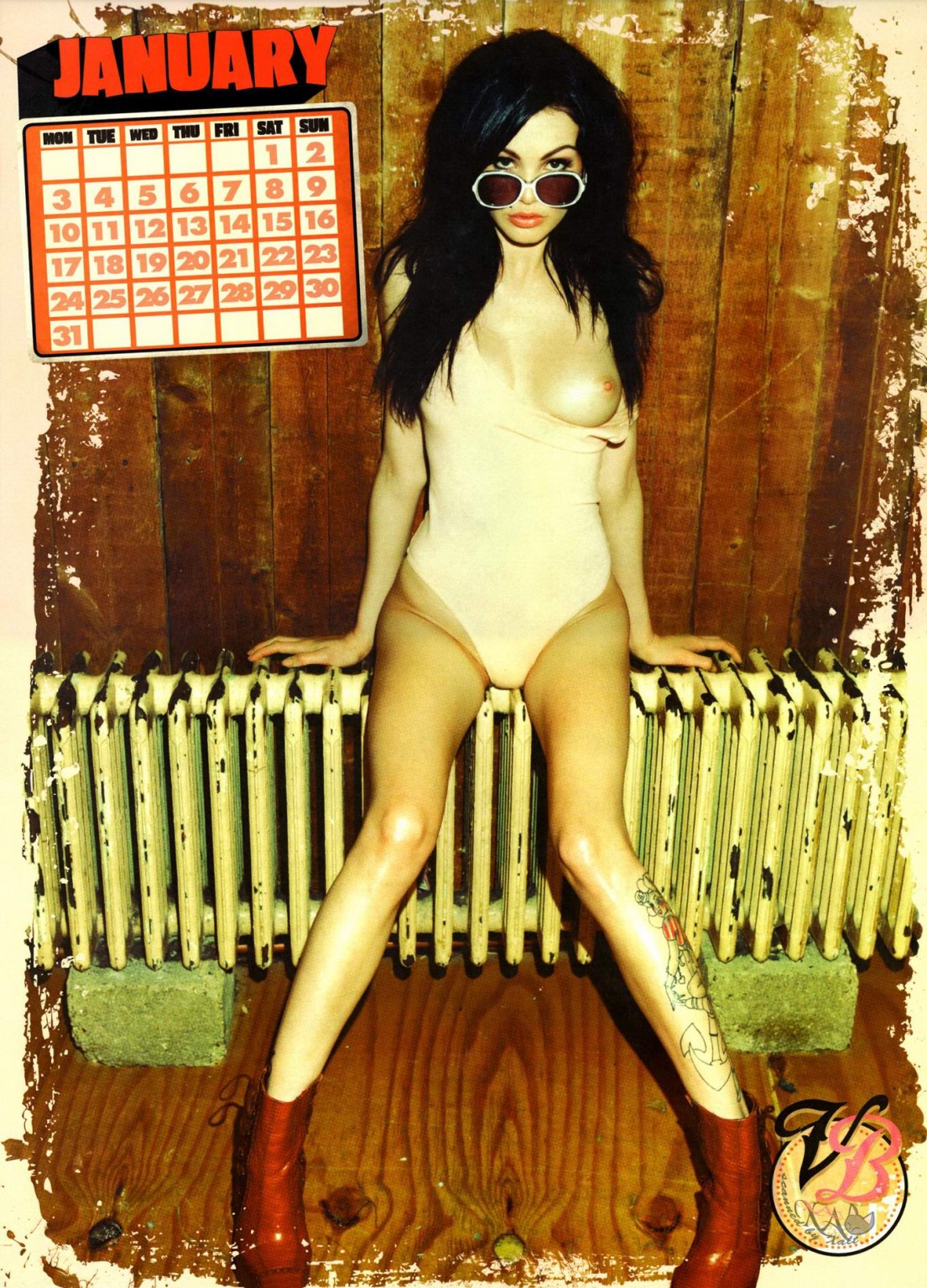 Vikki soffia in posa nuda per il suo calendario ufficiale 2011
 #75328336