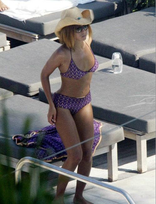 Celebrity black babe beyonce knowles shows her round ass
 #75412235