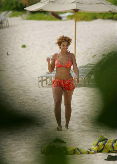 Beyonce Knowles, une célébrité noire, montre son cul rond.
 #75412268