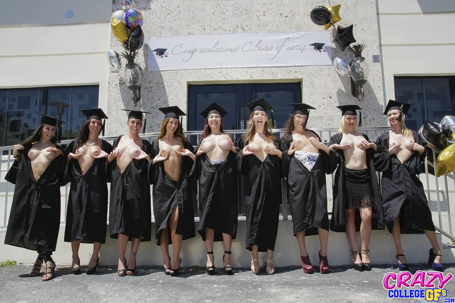 Chicas universitarias follando en el día de la graduación
 #75688348