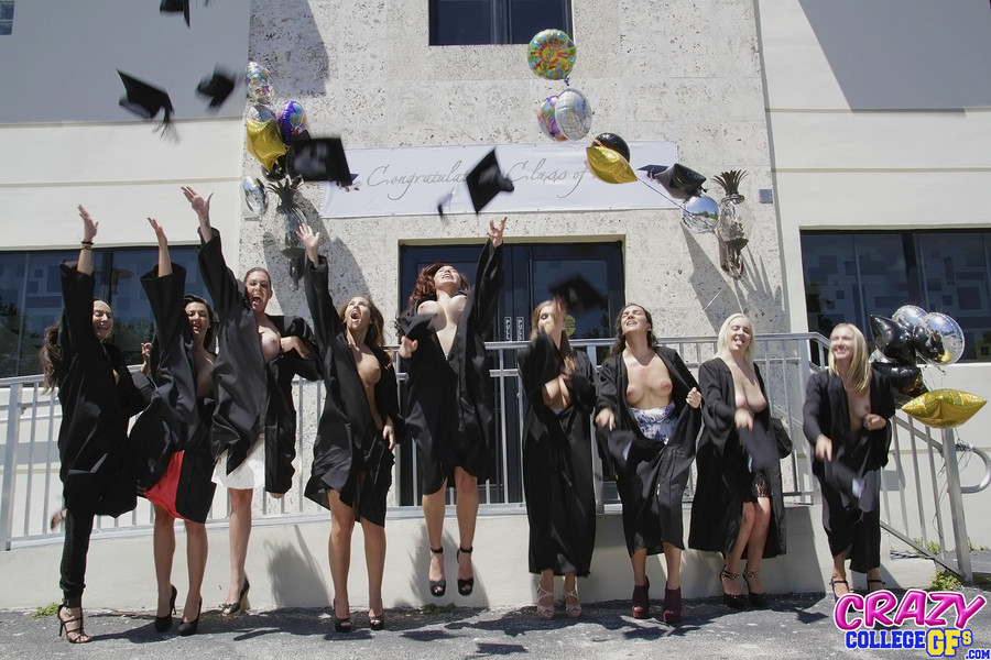 Ragazze del college che scuociono e scopano nel giorno della laurea
 #75688367