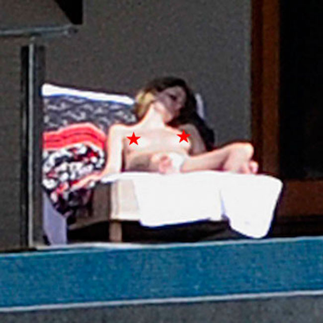 Mischa Barton, beauté célèbre, seins nus sur un balcon.
 #75411617