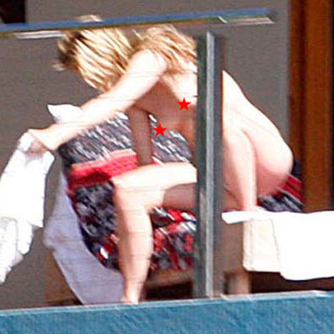 Mischa Barton, beauté célèbre, seins nus sur un balcon.
 #75411622