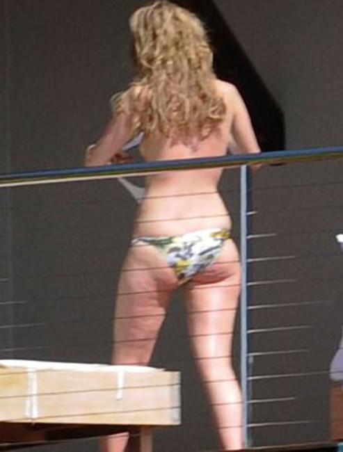 Mischa Barton, beauté célèbre, seins nus sur un balcon.
 #75411648