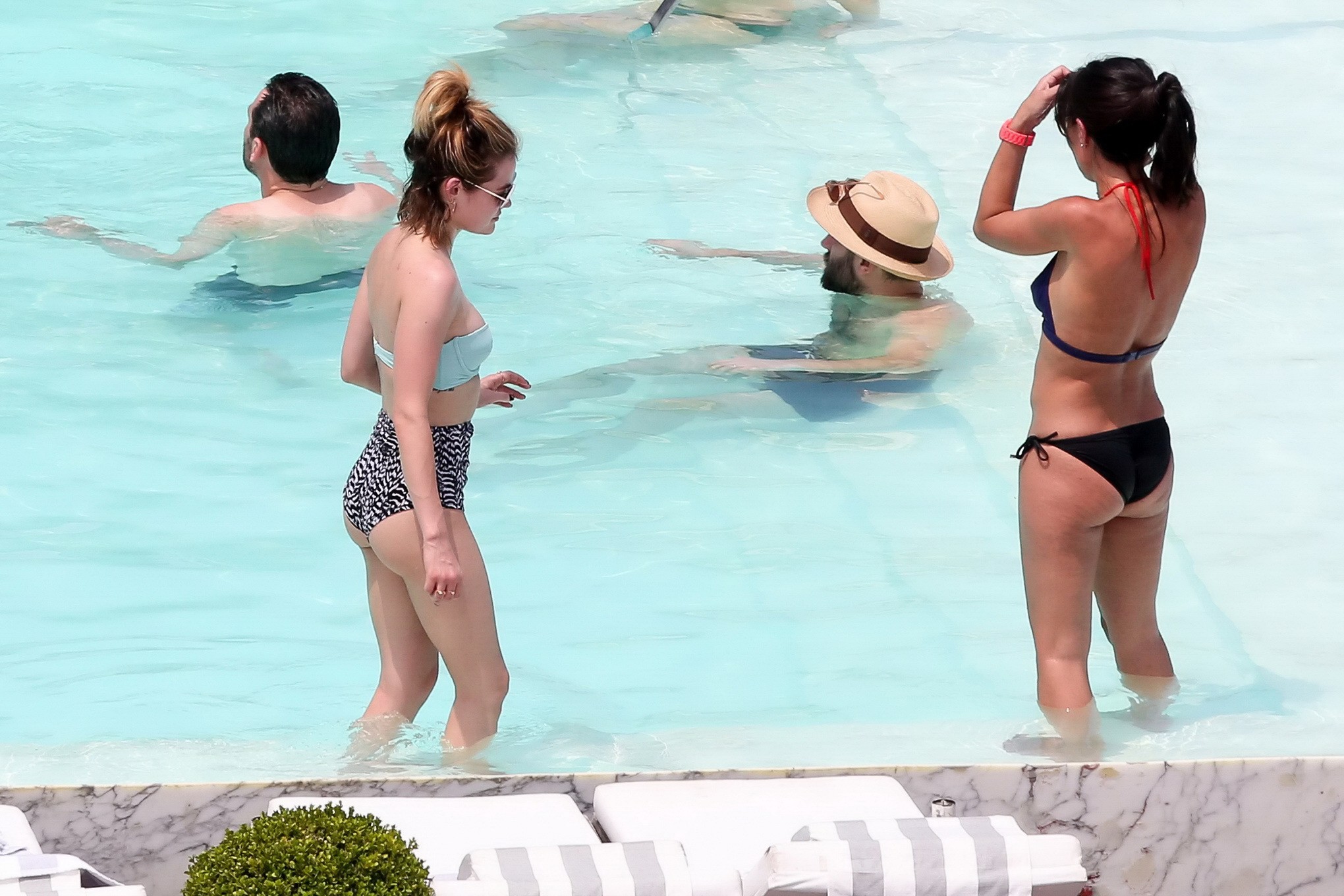 Lucy hale en buste dans un bikini sans bretelles à la piscine
 #75145138