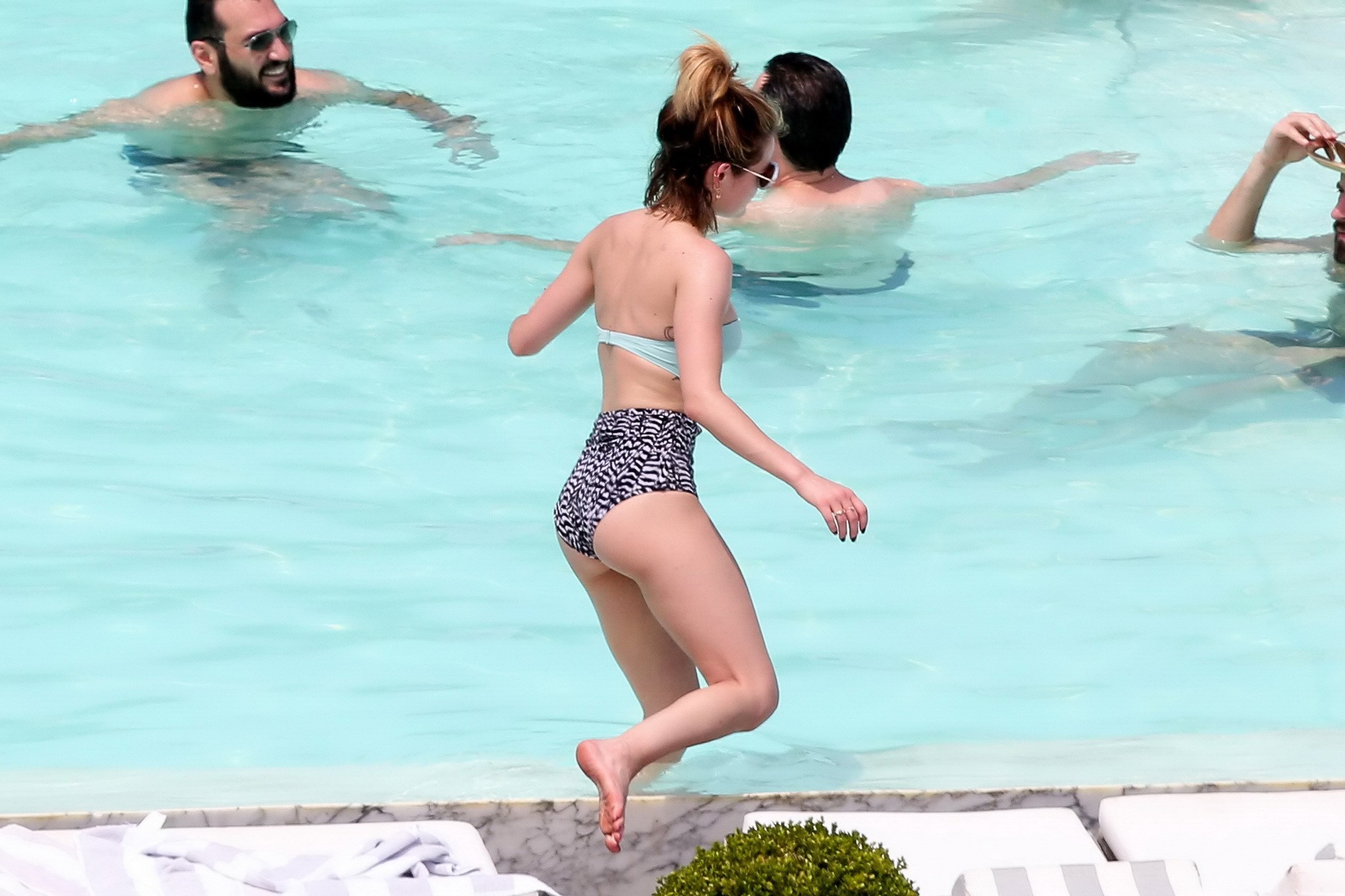 Lucy hale en buste dans un bikini sans bretelles à la piscine
 #75145149