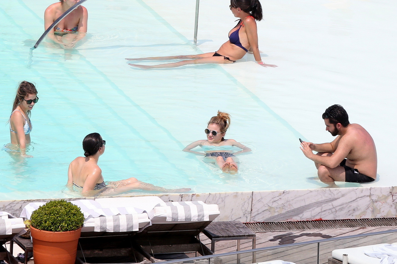 Lucy hale busty in set bikini senza spalline in piscina
 #75145159