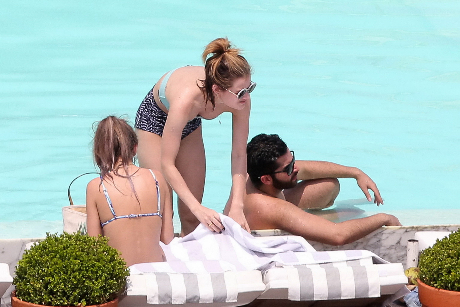 Lucy hale busty in set bikini senza spalline in piscina
 #75145272