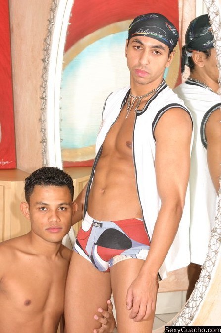 Spüren Sie den langen Latino-Schwanz, der tief in sein enges Arschloch eindringt
 #76897590