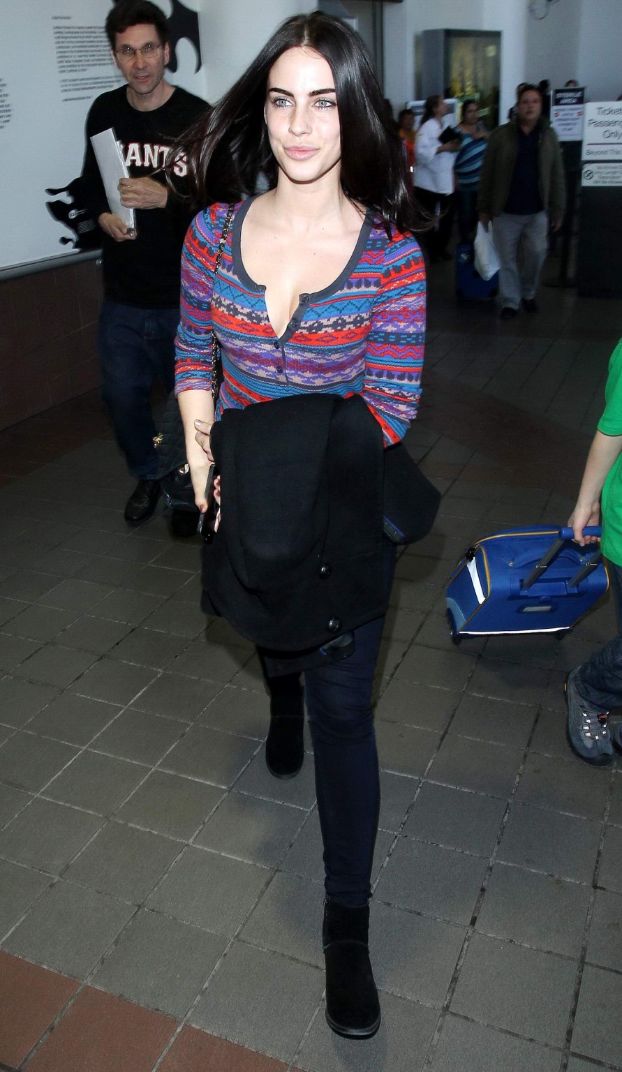 Jessica lowndes montre son décolleté et ses fesses à l'aéroport de Lax.
 #75201998
