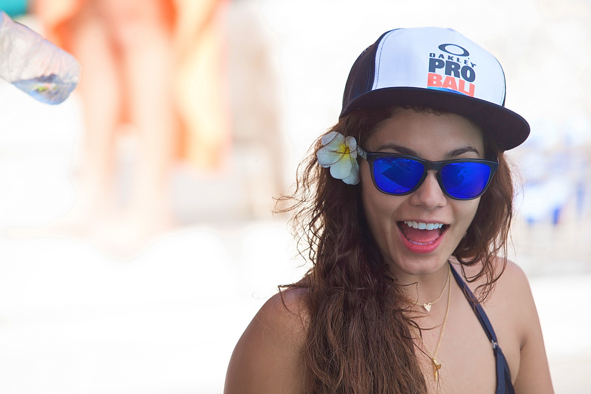 Vanessa Hudgens indossa un bikini nero mentre fa surf all'oakley learn to surf e
 #75228489