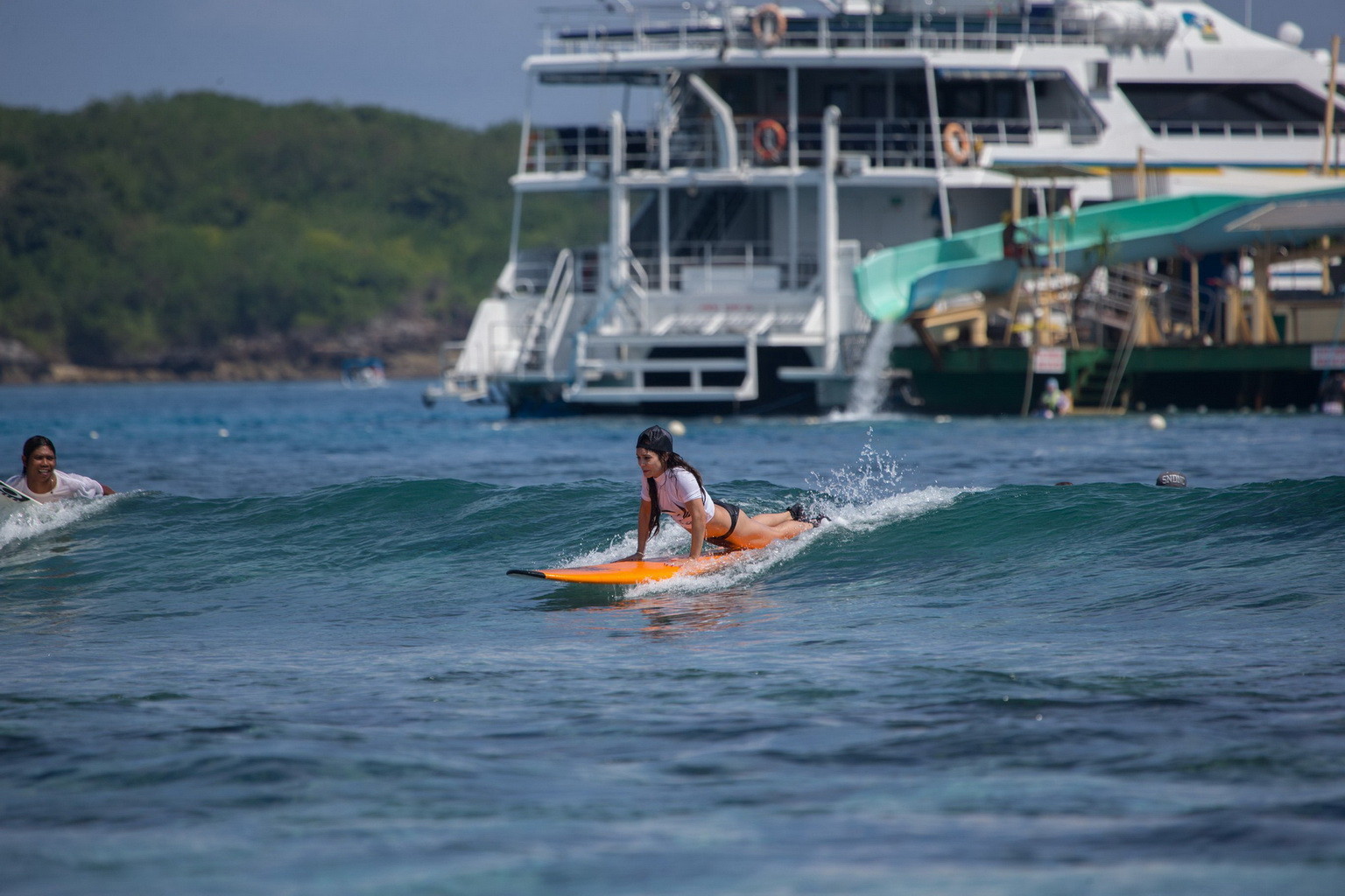 Vanessa Hudgens indossa un bikini nero mentre fa surf all'oakley learn to surf e
 #75228521