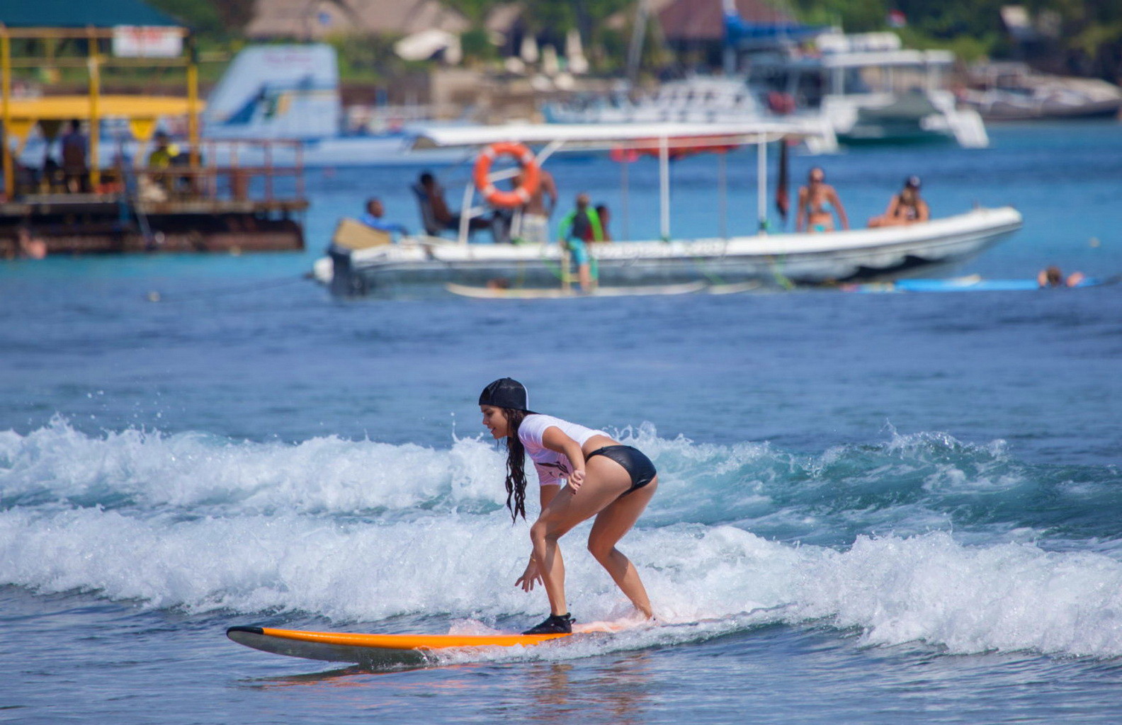 Vanessa Hudgens indossa un bikini nero mentre fa surf all'oakley learn to surf e
 #75228568