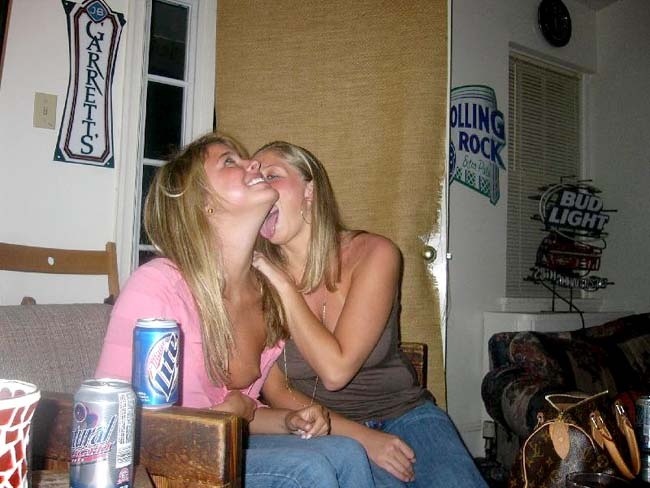 Chicas de fiesta borrachas y borrachas en público
 #76394969