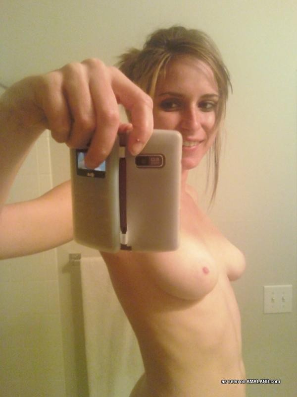 Photos d'une nana excitée jouant avec sa chatte pendant une séance de camwhoring.
 #75775993