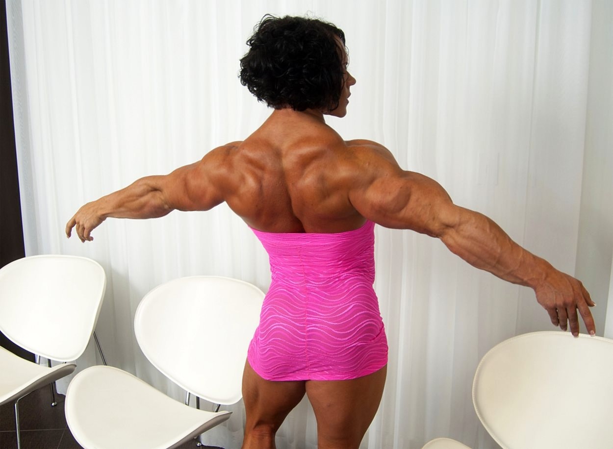 Bodybuilder donna massiccia che flette i suoi muscoli veramente enormi
 #74766413
