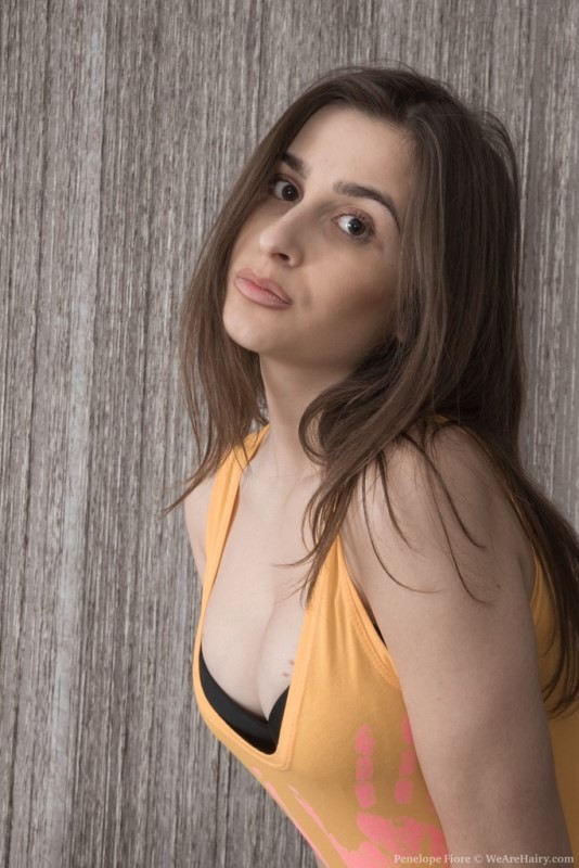 Penelope Fiore posiert in neuem gelben Top und Strips
 #77264116