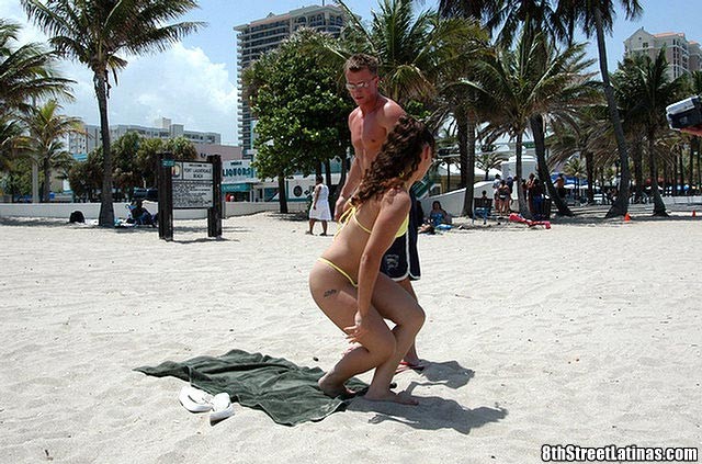 Schöne buble butt latina abgeholt vom Strand für einige goot nut release
 #74457532