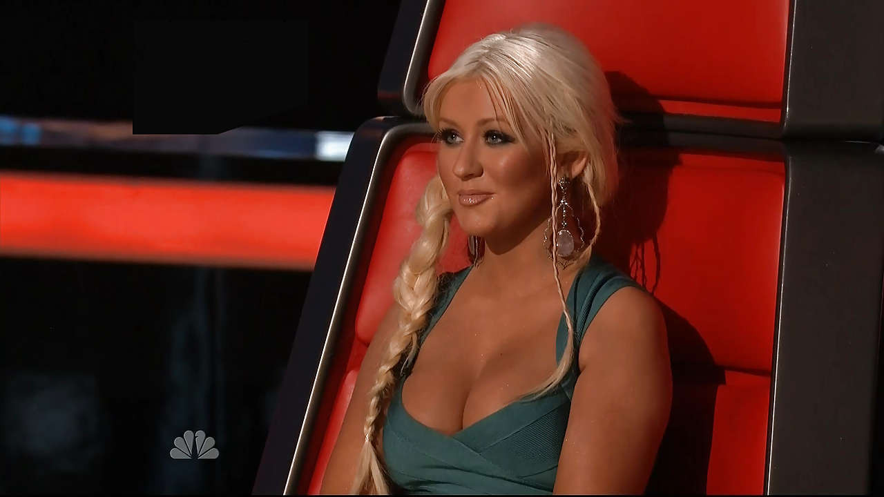Christina Aguilera sieht sehr vollbusig und mit großem Dekolleté im grünen Kleid aus
 #75299258