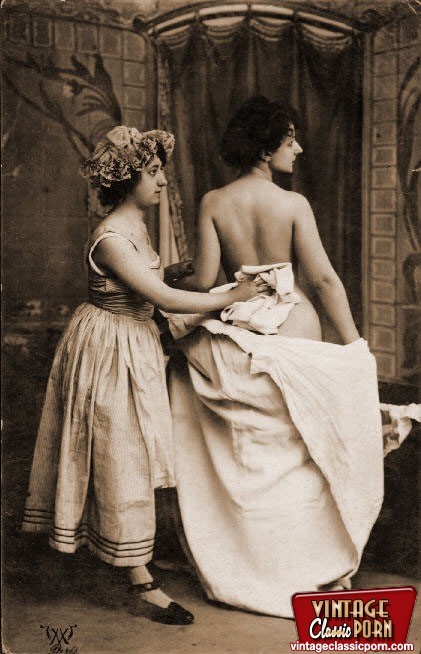 1920年代に活躍した女性たちが体を見せる
 #78464503