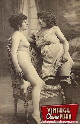 1920年代に活躍した女性たちが体を見せる
 #78464507