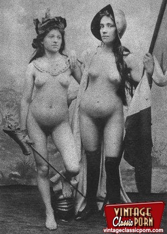 1920年代に活躍した女性たちが体を見せる
 #78464533