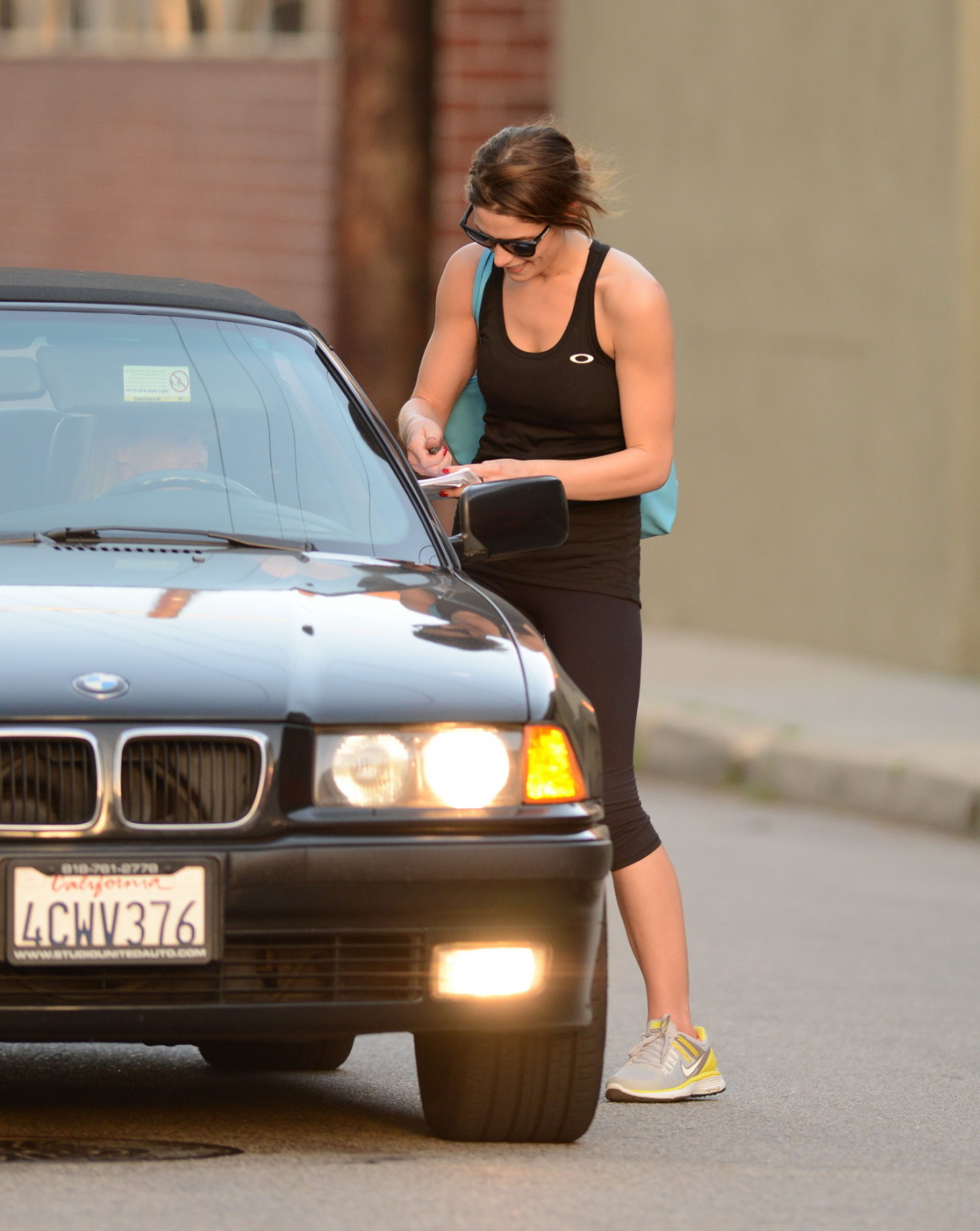 Ashley greene con camiseta de tirantes y mallas tras una sesión de gimnasio en studio city
 #75201908