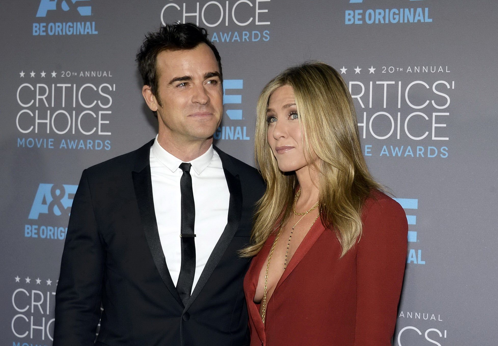 Jennifer aniston sin sujetador mostrando un enorme escote en la 20ª edición de los Critics Choice
 #75175464