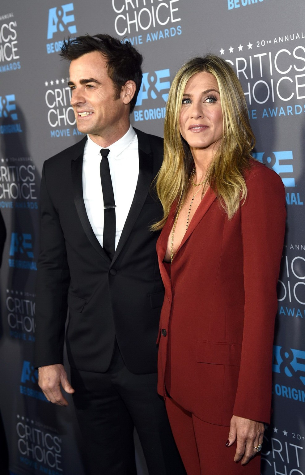 Jennifer aniston sin sujetador mostrando un enorme escote en la 20ª edición de los Critics Choice
 #75175468