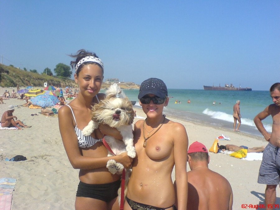 Nudisti abbronzati e fumanti sorpresi nudi in una spiaggia pubblica
 #72247755