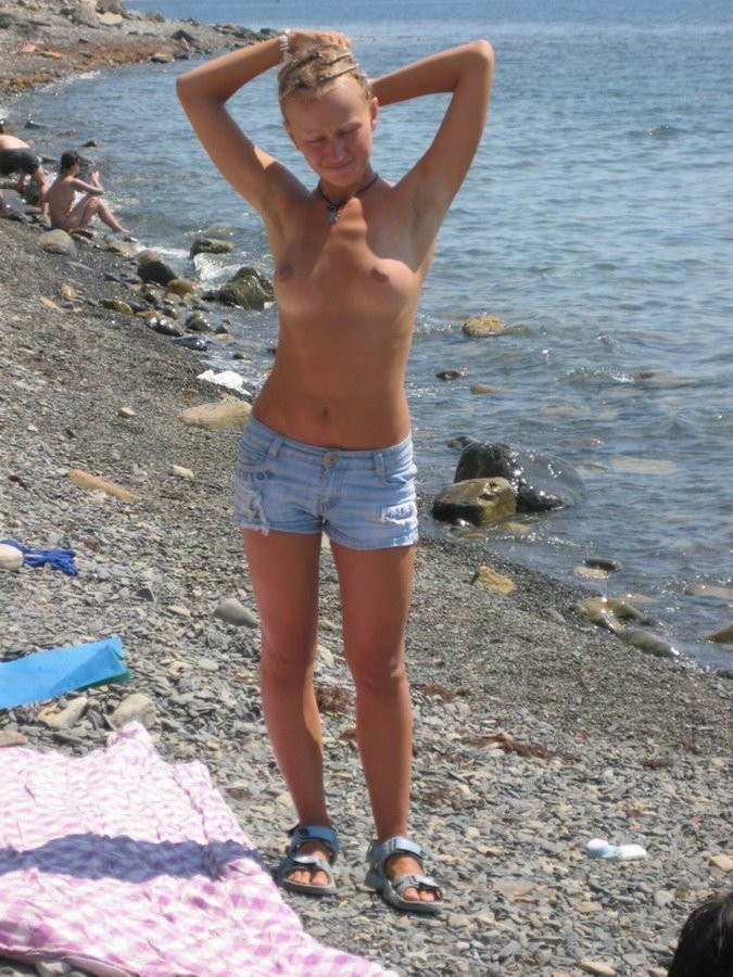 Nudisti abbronzati e fumanti sorpresi nudi in una spiaggia pubblica
 #72247778