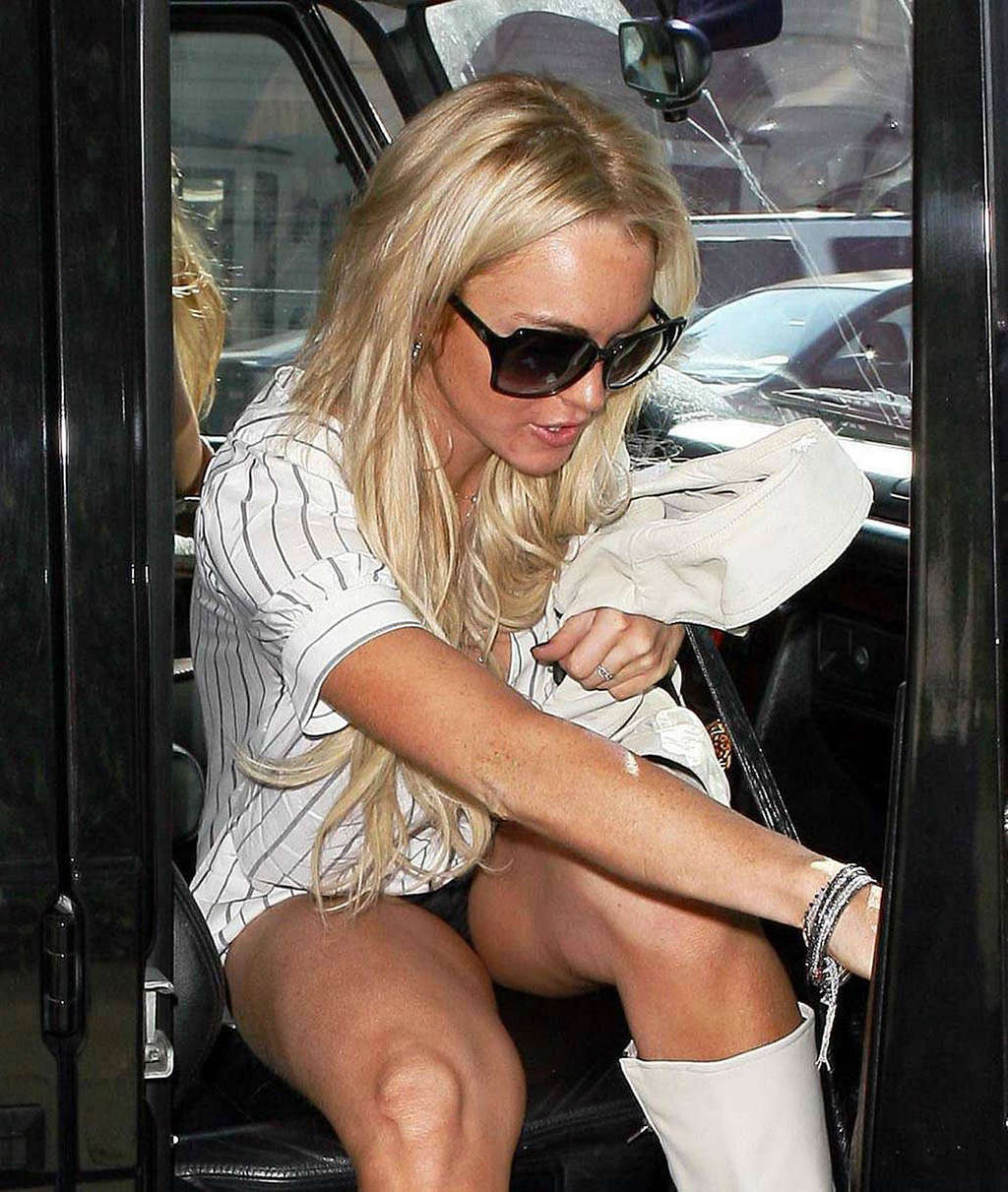 Lindsay lohan in posa in topless per alcuni photoshoot e upskirt
 #75346368