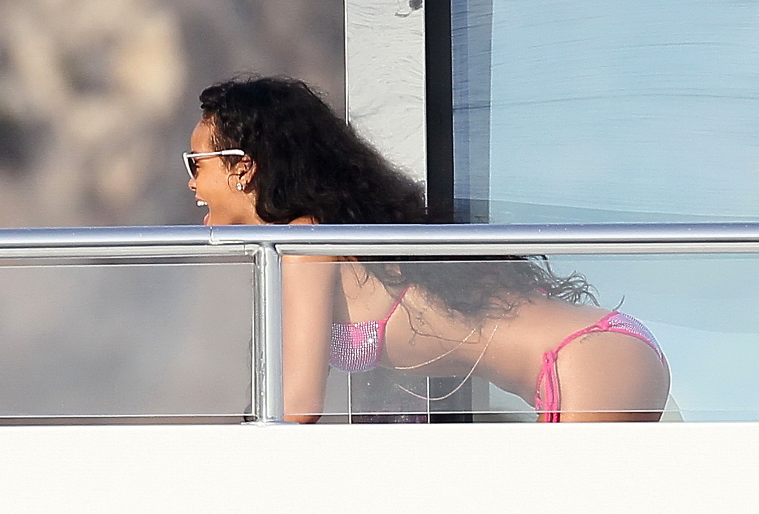 Rihanna zeigt ihren Arsch im rosa Bikini auf einer Yacht in Frankreich
 #75255782