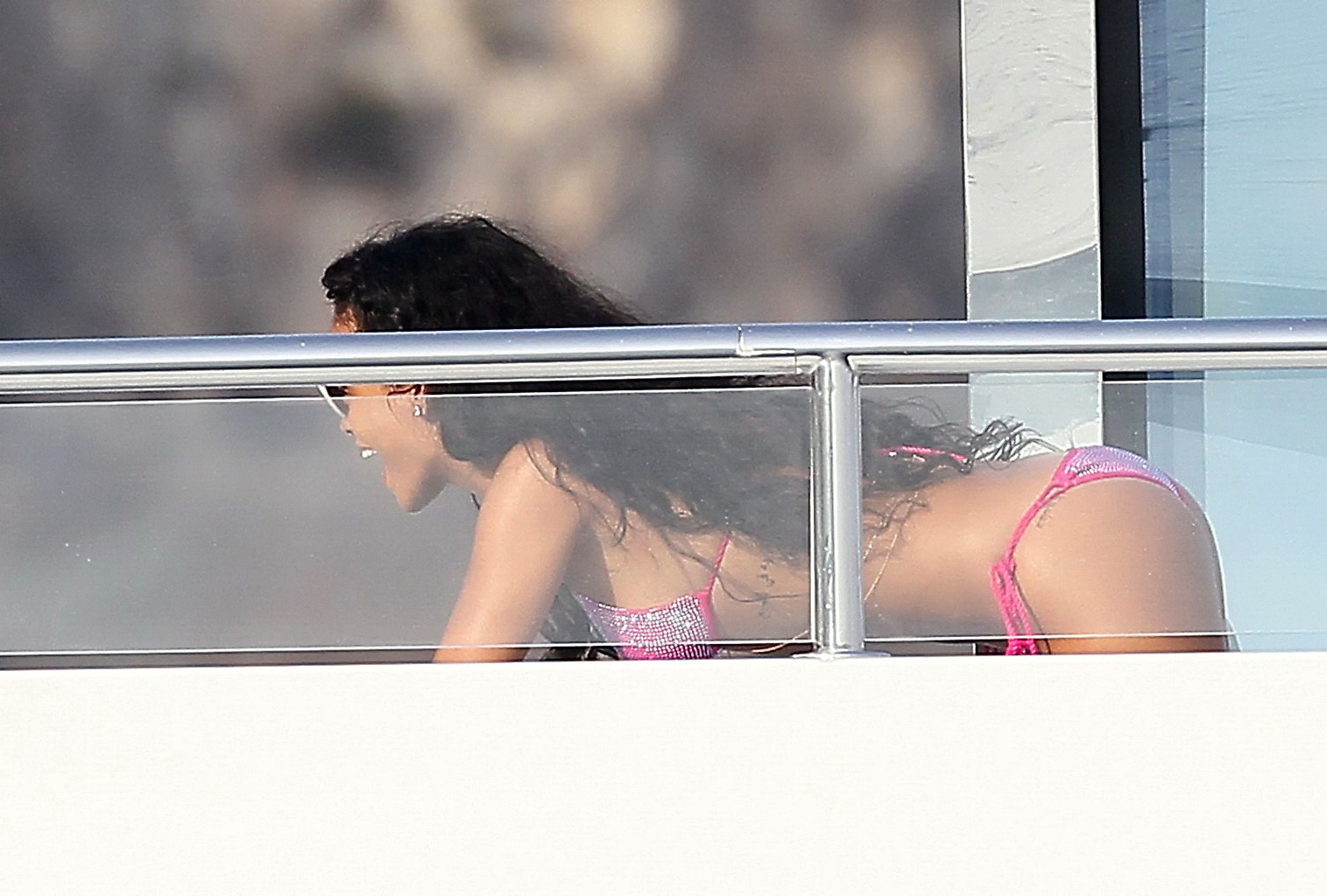 Rihanna muestra su culo con un bikini rosa en un yate en Francia
 #75255787