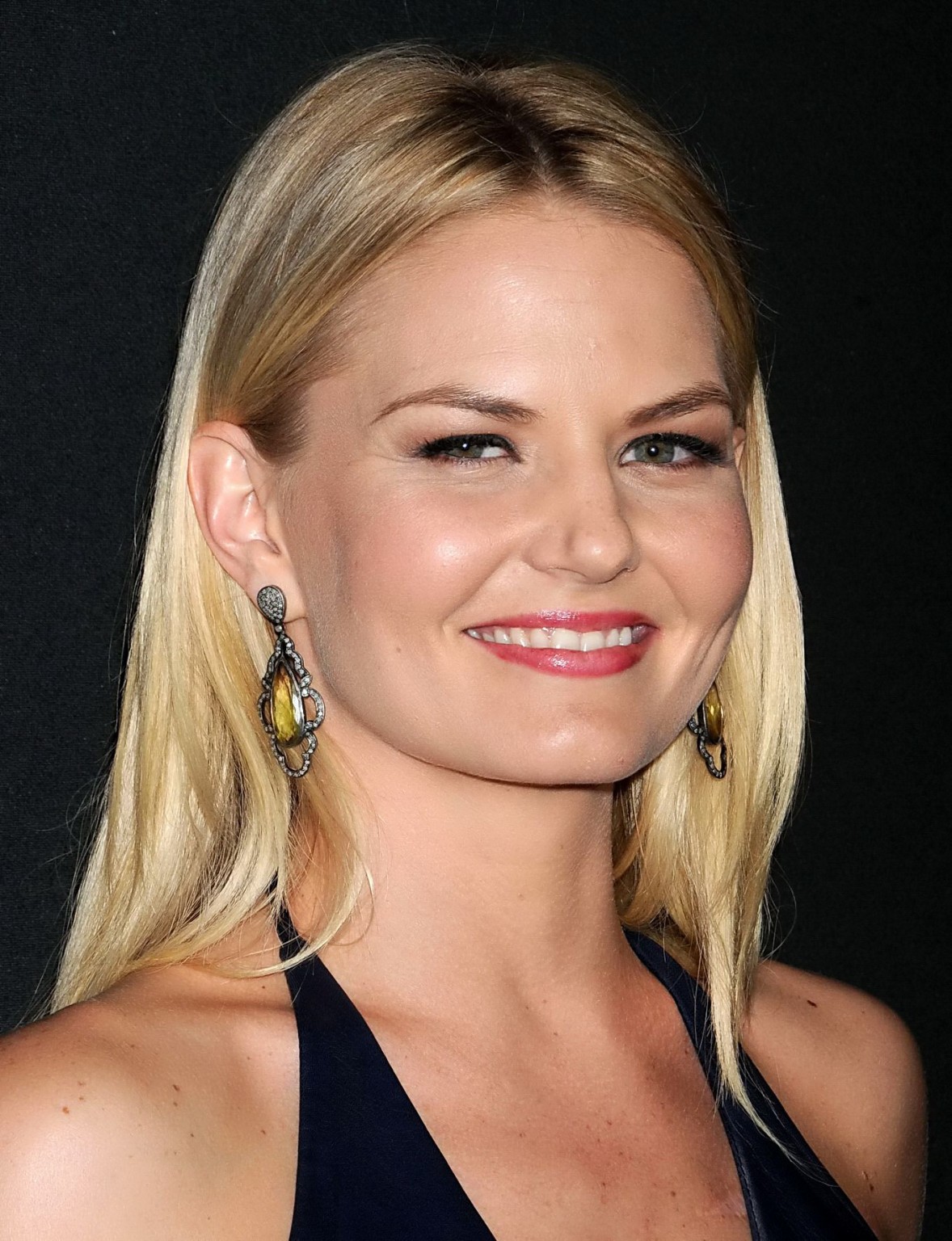 Jennifer morrison sans soutien-gorge portant une mini robe en cuir noir au lancement de myspace
 #75228946