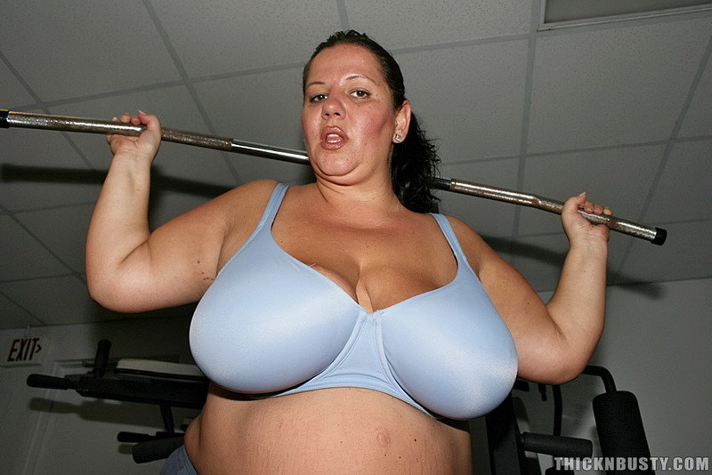 Gorda gorda con enormes tetas naturales haciendo ejercicio
 #75545716