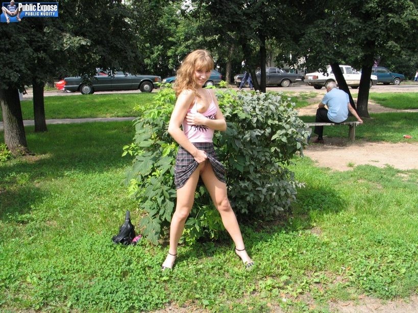 ブロンドの女性は、公共の場で彼女のプッシーと小さな乳房を示す
 #73800802